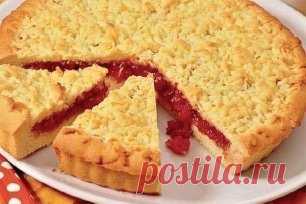 Кучерявый пирог с вареньем
Ингредиенты:
-Два куриных яйца
-Три стакана муки
-200 грамм маргарина или сливочного масла
-Один стакан сахара
-Немного на кончике ножа ванилина
-Одна чайная ложка разрыхлителя для теста
-200 грамм варенья
Приготовление:
1. Растапливаем на водяной бане маргарин или сливочное масло. Охлаждаем его. Ставим разогреваться до 200 градусов духовку. Высыпаем в миску сахар, выливаем к нему растопленное масло, ванилин, разбиваем яйца и тщательно все мешаем.
2. Смешиваем пшен