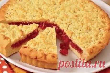 Кучерявый пирог с вареньем
Ингредиенты:
-Два куриных яйца
-Три стакана муки
-200 грамм маргарина или сливочного масла
-Один стакан сахара
-Немного на кончике ножа ванилина
-Одна чайная ложка разрыхлителя для теста
-200 грамм варенья
Приготовление:
1. Растапливаем на водяной бане маргарин или сливочное масло. Охлаждаем его. Ставим разогреваться до 200 градусов духовку. Высыпаем в миску сахар, выливаем к нему растопленное масло, ванилин, разбиваем яйца и тщательно все мешаем.
2. Смешиваем пшен