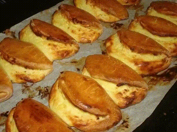 Сочники с творогом. Очень вкусные! Прям как готовили в детстве... 
Если Вы решили вспомнить детство, то сочники блюдо, которое идеально этому поспособствует))) Предлагаю рецепт сочников из бисквитно-песочного теста с нежной творожной начинкой. Угощайтесь! 
Ингредиенты: 
●Маргарин-250 грамм 
●Яйцо-3 штуки 
●Сахар-100-150 грамм 
●сметана-400 грамм 
●Мука-4 стакана 
●Разрыхлитель- 1 столовая ложка 
Начинка: 
●Творог-500 грамм 
●яйцо-2 штуки 
●Сахар-100-150 грамм 
●Пудинг ванильный-1 па