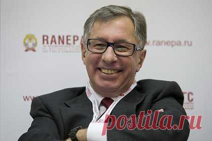 В Латвии заявили об изучении оснований для лишения гражданства Петра Авена. Спецслужбы Латвии изучают основания для лишения гражданства миллиардера Петра Авена. Информацию подтвердили в МВД страны. Источник, близкий к Авену, сообщил, что сам предприниматель не видит для себя рисков лишения гражданства. Кроме того, правоохранительные органы не обращались к нему по данному вопросу.