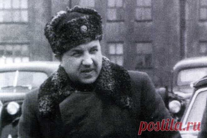 Виктор Абакумов: что глава СМЕРША сказал в своем последнем слове Личность комиссара государственной безопасности 2-го ранга, генерал-полковника Виктора Абакумова окружена загадками. Одни считают его прекрасным мужественным человеком, героем войны. Другие – одним из самых жестоких и беспощадных борцов с «врагами народа». Хотя, возможно, одно другому и не мешало. Впрочем, в конце концов Абакумов сам стал жертвой репрессий…