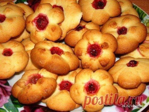 ТОП-5 РЕЦЕПТОВ ВКУСНЕЙШЕГО ПЕЧЕНЬЯ 

1) ВКУСНОЕ И ХРУСТЯЩЕЕ ПЕЧЕНЬЕ 

Ингредиенты:

 2 кружки муки (объемом 200 мл.)
 1 пачка 200 гр. маргарина
 0,5 ст.пива

Приготовление:

Порубить маргарин с мукой ножом, в крошку, затем немного растереть руками и когда масса превратится в мелкую легкую крошку, влить пиво постепенно , может быть все и не потребуется, замесить тесто и убрать его в холодильник на 30 минут. Достать тесто раскатать пласт шириной 3-4 мм. и вырезать печенюшки ...