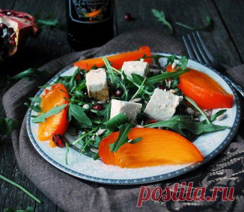 Салат с хурмой, фетой и руколой