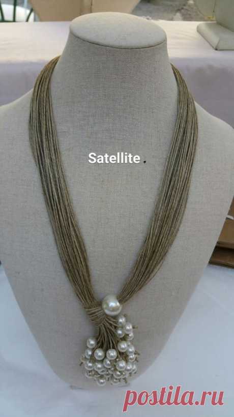 collier en fil de lin agrémenté de perles en verre nacré, petites et grosses perles