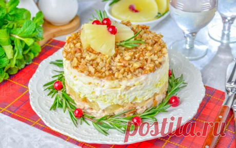 Салат с ананасами и копченым сыром за (30) Минут Салат с ананасами и копченым сыром - копченость сыра и сладость ананаса, хрустящие орехи, делают салат невероятно вкусным!