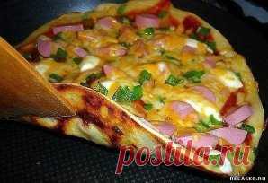 ПИЦЦА НА СКОВОРОДЕ ЗА 10 МИНУТ 
Ингредиенты: 
- 4 ст.л. сметаны
- 4 ст.л. майонеза 
- 2 яйца 
- 9 ст.л. муки (без горки, в ущерб) - сыр Приготовление: 
1. Тесто получается жидкое, как сметана, его вылить на сковороду смазаную маслом и уже сверху положить любую начинку (томат, колбаса, солёные огурчики, оливки, помидоры и др.) 
2. Залить майонезом, и сверху толстый слой сыра. Рекомендуем толстый слой сыра. 
3. Ставим сковороду на плиту, буквально на несколько минут, огонь большой не делайте 
4. С