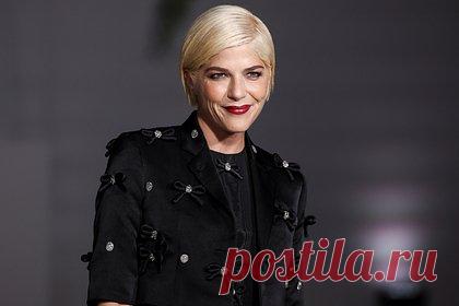 Звезда «Жестоких игр» объяснила причины долгого молчания о страшном диагнозе. Известная американская актриса Сэльма Блэр, которой в 2018 году диагностировали рассеянный склероз, объяснила, почему долго молчала о болезни. Она призналась, что скрывала проблемы со здоровьем из-за страха остаться без работы. Также Блэр сообщила, что первые симптомы заболевания у нее появились еще в детстве.