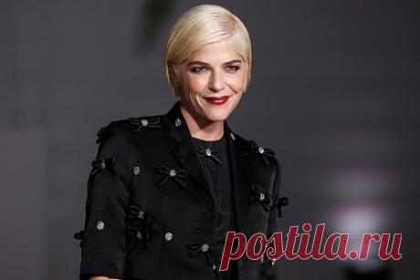 Звезда «Жестоких игр» объяснила причины долгого молчания о страшном диагнозе. Известная американская актриса Сэльма Блэр, которой в 2018 году диагностировали рассеянный склероз, объяснила, почему долго молчала о болезни. Она призналась, что скрывала проблемы со здоровьем из-за страха остаться без работы. Также Блэр сообщила, что первые симптомы заболевания у нее появились еще в детстве.