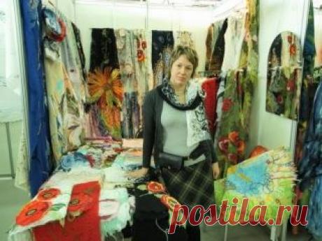 Мастер классы от YAGA
анятия в мини - группах, количество мест ограничено.

Мастер-классы проводит дизайнер Ирина Ега (член Международного и Российского Союзов дизайнеров, сотрудник кафедры &quot;Дизайн текстиля&quot; МГХПА им. Строганова, патентообладатель двух патентов (2001г.) по нетканой технологии).


●Работа с использованием настольной иглопробивной машинки JANOME

Для начинающих
● делаем комплект из 4-х цветочков-брошек &quot;Времена года&quot; - 2 часа - 1990 рублей.