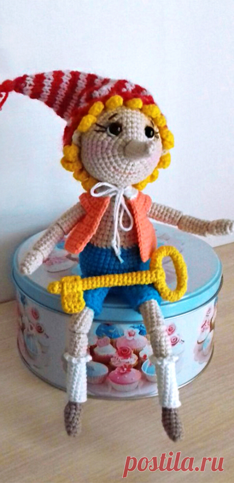 PDF Буратино крючком. FREE crochet pattern; Аmigurumi doll patterns. Амигуруми схемы и описания на русском. Вязаные игрушки и поделки своими руками #amimore - Буратино, Золотой ключик, кукла, куколка.