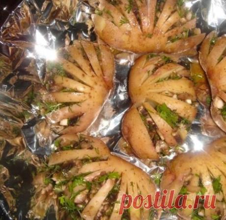 Картошка-гармошка 

Очень вкусная фаршированная запеченная картошка. Отличный гарнир к любому блюду! 


Грибы мелко порезать, добавить рубленную зелень, слегка присолить и поперчить. 

Если картофель молодой, хорошо промыть и не очищать. В каждой картошке сделать глубокие надрезы (не прорезая до конца). 
В картошку, аккуратно отодвигая надрезанные пласты, вложить грибную начинку. 

Так поступить со всеми картофелинами. Работа кропотливая и требующая терпения. Но результат ...
