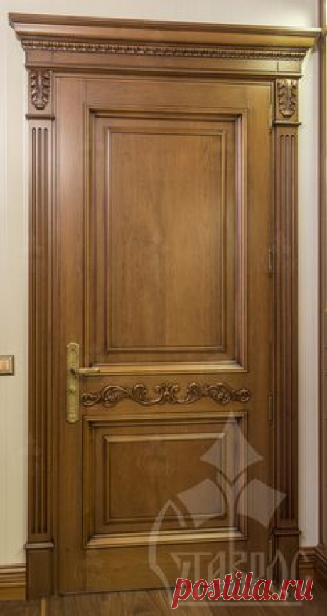 Фотография межкомнатной двери, выполненной из массива дерева. Декор - резные накладные элементы, пилястры и погонаж. #интерьер #дизайн #декор Photo of the interior door made of solid wood. Decor - carved overlays, pilasters and mouldings. #design #interior #decor