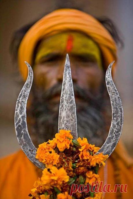 Индус с трезубцем.