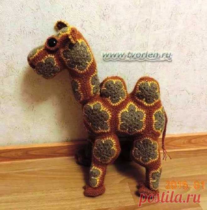 Верблюд крючком из мотивов 