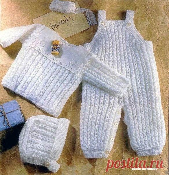 Вяжем на спицах комплект для малыша

Размер: на возраст 0-3 мес. 
Вам потребуется: 200 г акриловой пряжи белого цвета, 17 пуговиц, квадратный воротничок, спицы № 2,5 и № 3. 

Узоры для вязания: 

Резинка: вязать попеременно 1 лиц., 1 изн. Изн. р. вязать по рисунку. 

Жемчужный узор (жемч. узор): вязать попеременно 1 лиц., 1 изн., смещая узор в каждом р. 

Двойная резинка: вязать резинкой 1×1, при этом в лиц. и изн. р. лиц. п. провязывать, а изн. п. снимать, оставляя нить п...