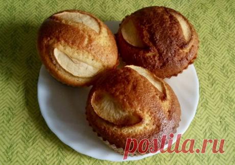 Манник с яблоком 

Ингредиенты:
манная крупа — 150 г
блинная мука — 180 г
сливочное масло — 20 г
молоко 3,2% — 200 мл
сахарный песок — 190 г
яйца куриные — 2 шт.
яблоки — 1 шт.
растительное масло — по вкусу

Способ приготовления:
1. В глубокую емкость насыпать манную крупу и залить ее теплым молоком (комнатной температуры). Оставить манную крупу набухать около 30 минут.
2. Затем к набухшей манной крупе добавить куриные яйца, сахарный песок, размягченное при комнатной темпе...