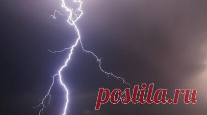 Молния ударила рядом с людьми во время грозы в Коломне, пострадала женщина. В подмосковной Коломне молния ударила в место, где находились люди во время грозы, этот момент попал на видео, которое засняли очевидцы. Читать далее