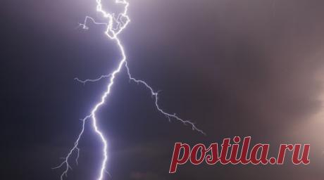 Молния ударила рядом с людьми во время грозы в Коломне, пострадала женщина. В подмосковной Коломне молния ударила в место, где находились люди во время грозы, этот момент попал на видео, которое засняли очевидцы. Читать далее