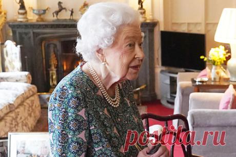 Придворные Елизаветы II разработали спецоперацию ради сокрытия ее болезней. Сотрудниками Букингемского дворца подготовлена специальная операция для сокрытия болезненного состояния Елизаветы II во время панихиды в честь годовщины смерти принца Филиппа. Монарха доставят в Лондон на вертолете, а в Вестминстерском аббатстве для нее будет подготовлен специальных вход, скрытый от лишних глаз.