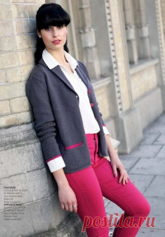 Вязание жакета COLOUR POP Вязание спицами жакета COLOUR POP. Жакет классического силуэта с шалевым вороником. Выглядывающие в прорези кармана мешковины цвета фуксии и тонкие кромки на рукавах дополнены пуговицами такого же цвета.