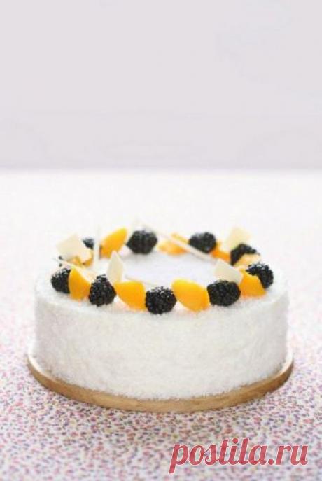 600-700 г свежего ванильного зефира 
500 мл сливок 33-35% 
300 г детского творожка типа &quot;Агуша&quot; 
1 банка (870 г) персиков в лёгком сиропе 
кокосовая стружка 
фрукты, ягоды 
белый шоколадный декор 

кольцо для торта Ø 20 см 
ацетатная плёнка 

Приготовление: 

1) Бока кольца для торта проложить ацетатной плёнкой и установить на плоской сервировочной тарелке или круглой разделочной доске. 
2) С персиков слить сок. Каждую половинку к...