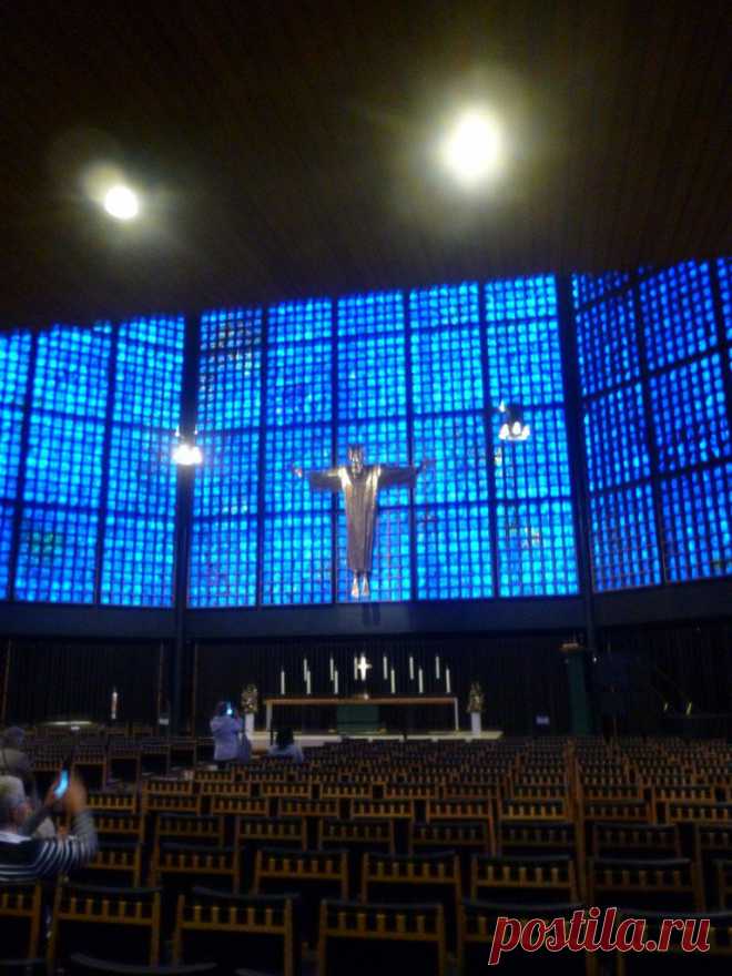 106 внутри разрушенной кирхи