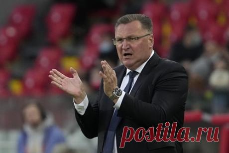 Сборная Польши получила нового тренера перед стыковым матчем с Россией. Чеслав Михневич стал главным тренером сборной Польши по футболу. Контракт с 51-летним специалистом рассчитан до конца 2022 года с возможностью продления. Первым официальным матчем под руководством Михневича должна стать стыковая встреча против России за выход на чемпионат мира 2022 года в Катаре.