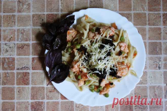 Феттуччине с семгой, свежим горошком и помидорами | Вкусные рецепты | Рецепты