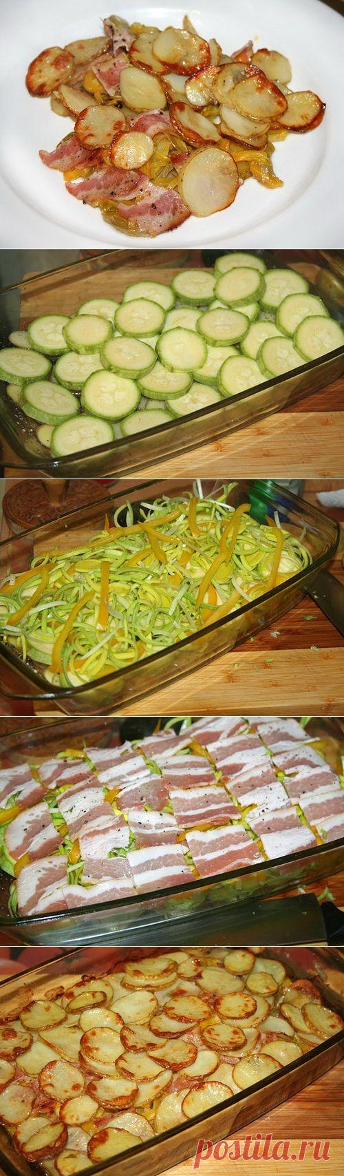 Молодой картофель в духовке с беконом и овощами