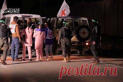 ХАМАС передало Красному Кресту пятую группу заложников. Палестинское исламистское движение ХАМАС передало пятую группу заложников в секторе Газа Красному Кресту. Об этом сообщил официальный представитель МИД Катара Маджид бен Мухаммед аль-Ансари, уточнив, что в обмен из израильских тюрем будут освобождены 15 палестинских женщин и 15 несовершеннолетних.