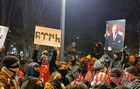 Полиция в Анкаре применила газ и водометы против манифестантов. Протестующие бросали в полицейских камни и палки