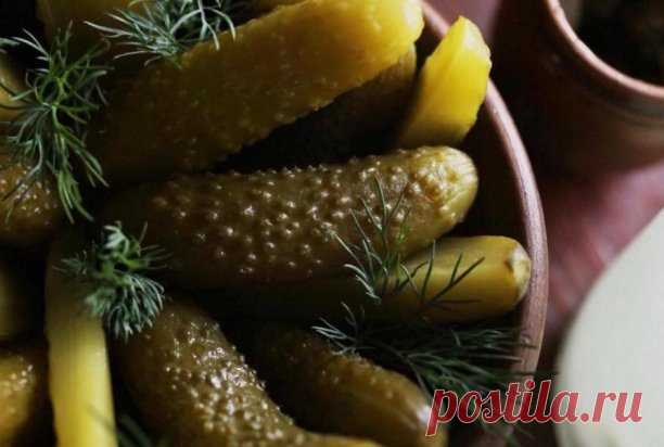 Бочковые хрустящие огурчики
Бочковые огурцы в банке – это самая вкусная закуска, которую только можно приготовить в домашних условиях. Честно говоря, без соленых огурчиков, приготовленных по такому рецепту, невозможно себе представить ни одно застолье!

Ингредиенты:

 на 2 кг свежих огурцов
 1 головка чеснока
 1/2 листа малины
 1/2 листа смородины
 10 горошин черного перца
 4-6 листьев вишни
 зонтики укропа
 1-2 листа хрена
 2-3 лавровых листа
 100 г соли на трехлитровую б...
