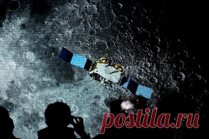 В лунном грунте нашли «экзотические» фрагменты. Исследователи из из Китая, Германии и США проанализировали доставленный аппаратом Chang'e 5. Большая его часть представляет собой «местный» лунный морской базальт — однако есть и десять процентов «экзотики» — шарики из вулканического стекла и остатки метеоритов.