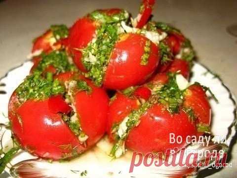 Помидоры малосольные с чесночной начинкой

Очень вкусные помидорки получились. Спешу поделиться с вами! Поскольку засол холодный, годятся и помидоры салатные сортов..

Ингредиенты:

Нам нужны некрупные помидорки, зелень петрушки и укропа, чеснок и острый красный перец.

Для рассола: на 1 л воды 1 ст. ложка с горкой крупной соли, 1-2 ч. л. сахара (в зависимости от сладости помидор), 1 ч. л. с горкой порошка горчицы (думаю, можно заменить готовой горчицей), по 8-10 горошин ч...