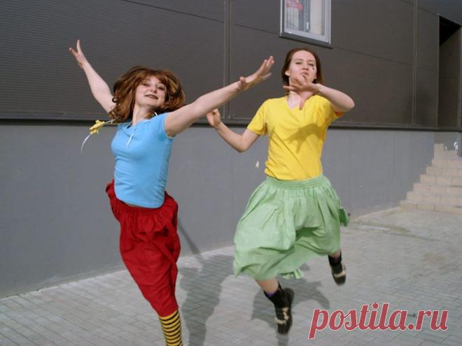 "Сад желаний". Перформанс с рэперами. Наташа Завадская и Оля Реутская. 2007 год.