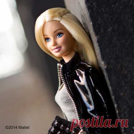 Публикация Barbie® в Instagram • Окт 21 2014 в 3:09 UTC 31.3 тыс. отметок «Нравится», 171 комментариев — Barbie® (@barbiestyle) в Instagram: «I’ve been living in my leather jacket this week, it ties together any look! #barbie #barbiestyle»