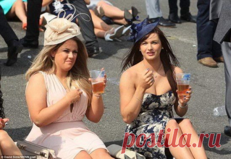 Я В ШОКЕ!!!: Ladies' Day (Дамский день) прошедший на ипподроме Эйнтри (Ливерпуль) вчера.И эти люди запрещают мне ковыряться в носу...перефраз - пугают Россию санкциями и обвиняют в пьянстве, варварстве и свинстве!!! “Молчи позорная Европа и не качай свои права Ты у России просто жопа-а думаешь что голова”.И прежде чем искать соринку в чужом глазу - найдите бревно в своем!