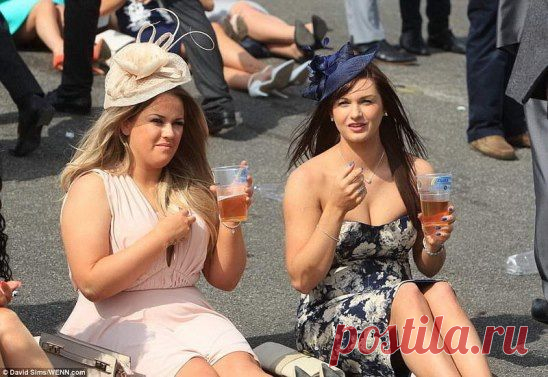Я В ШОКЕ!!!: Ladies' Day (Дамский день) прошедший на ипподроме Эйнтри (Ливерпуль) вчера.И эти люди запрещают мне ковыряться в носу...перефраз - пугают Россию санкциями и обвиняют в пьянстве, варварстве и свинстве!!! “Молчи позорная Европа и не качай свои права Ты у России просто жопа-а думаешь что голова”.И прежде чем искать соринку в чужом глазу - найдите бревно в своем!