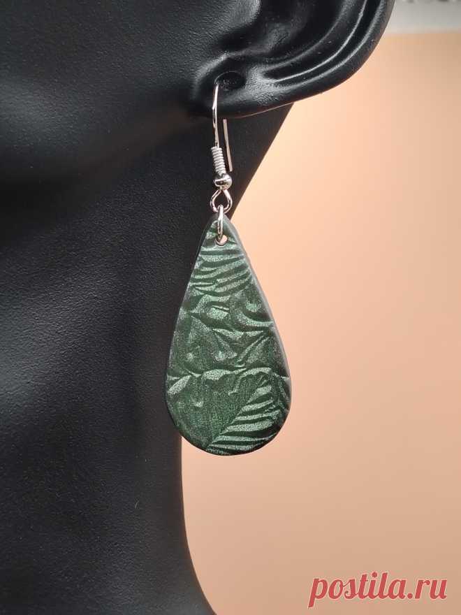 Серьги из полимерной глины и эпоксидной смолы ручной работы.
Текстура рисунка - листья монстеры.