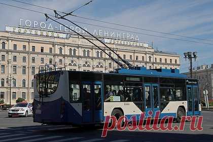 Петербуржец напал на женщину в троллейбусе и пришел добивать ее в больницу. В Калининском районе Санкт-Петербурга мужчина напал на 39-летнюю женщину в троллейбусе и пришел добивать ее в больницу. Все произошло у дома 78 по Светлановскому проспекту. Петербуржец вбежал в салон и несколько раз ударил пассажирку троллейбуса по спине и рукам. Женщину доставили в больницу.