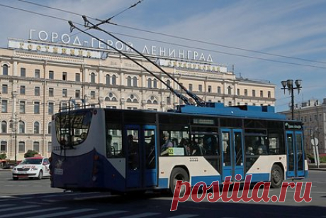 Петербуржец напал на женщину в троллейбусе и пришел добивать ее в больницу. В Калининском районе Санкт-Петербурга мужчина напал на 39-летнюю женщину в троллейбусе и пришел добивать ее в больницу. Все произошло у дома 78 по Светлановскому проспекту. Петербуржец вбежал в салон и несколько раз ударил пассажирку троллейбуса по спине и рукам. Женщину доставили в больницу.