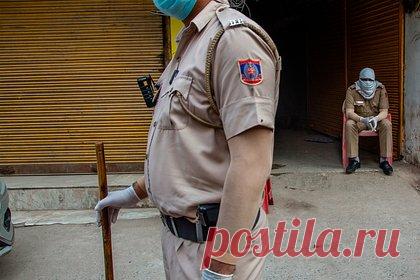 Полицейский остановил потерявший управление фургон и спас жизнь 21 человека. В Индии полицейский спас жизнь 21 человека, остановив потерявший управление фургон. Сотрудники правоохранительных органов задержали 16 протестующих и посадили их в фургон, чтобы отвезти в полицейский участок. Вскоре после того, как автомобиль начал движение, у водителя машины случился приступ эпилепсии.