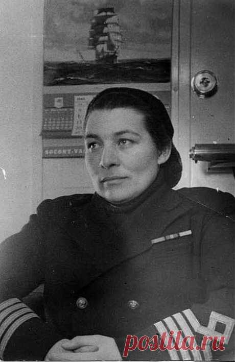 Первая в мире женщина-капитан Анна Щетинина | На краю земли

“Морские волки” в Гамбурге  в 1935г. были в крайнем изумлении, когда из Советской России принимать новый пароход “Чавыча”, бывший  ”Хохенфельз”, прибыла женщина – капитан. Мировая пресса гудела. Было ей тогда 27 лет, но по словам инженера Ломницкого, нашего представителя в Гамбурге, выглядела она по крайней мере на 5 лет моложе.