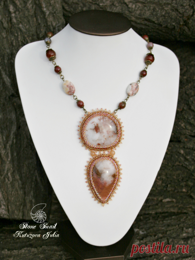 Кулон Аutumn flavor выполнен с использованием натуральных камней : кабошоны – родонит в кварце, бусины агата.
Кулон вышит японским бисером.
Обратная сторона подшита коричневой кожей.
Размер кулона 11 х 5см, длина 40см.