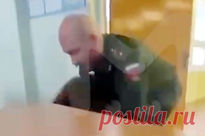 В Москве учитель кадетского класса избил ребенка из-за прически и попал на видео. В Москве в школе № 2031 руководитель кадетского класса избил подростка с длинными волосами из-за прически. Педагог попросил мальчика выйти из класса, однако тот ответил отказом, что привело к конфликту. На снятых детьми кадрах видно, как мужчина выволок школьника из класса и сел на него сверху, после чего ударил.
