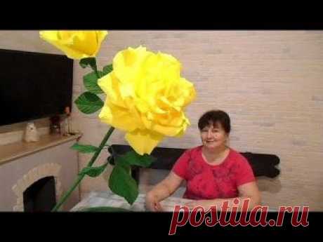 Большая роза из гофрированной бумаги с бутонами на подставке