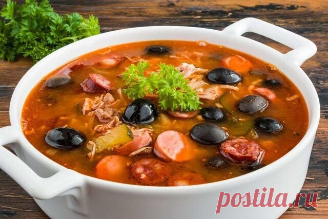 Солянка мясная

Мужчинам не устоять!

Ингредиенты:

 Свинина мякоть - 300 г
 Колбаса варено-копчёная - 150 г
 Колбаса сырокопчёная - 100 г
 Колбаски баварские - 150 г
 Лук репчатый - 1 шт.
 Огурцы солёные - 1-2 шт.
 Томатная паста - 1 ст.л.
 Вода - 2 л
 Лавровый лист - 2 шт.
 Перец - по вкусу
 Соль - по вкусу
 Маслины - 10 шт.
 Рассол из маслин - 100 мл
 Лимон - для подачи

Приготовление:

Солянка относится к традиционным русским супам, имеющим кисло-солёный вкус и густую ...
