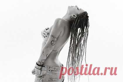 Рита Дакота снялась топлес и с крестом на спине. Российская певица и композитор Рита Дакота снялась топлес. На размещенных черно-белых кадрах 33-летняя исполнительница позирует перед камерой в спущенных джинсах, прикрыв рукой обнаженную грудь. Кроме того, артистка поделилась снимками в кожаных штанах и с крестом на спине.