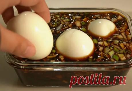 Варим яйцо и заливаем соевым соусом: оставили в маринаде и готово - Steak Lovers - 31 мая - 43352968937 - Медиаплатформа МирТесен