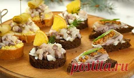 «Три закуски для Золушки»: просто и вкусно – на праздничный стол «Три закуски для Золушки» потрясающе красиво смотрятся на плоском блюде, особенно если их разложить вместе, чередуя. Вы сможете удивить своих гостей изысканной простотой и потрясающим вкусом обычной селедки. Готовьте закуску с удовольствием, и не только на праздничный стол: она никогда не надоест.